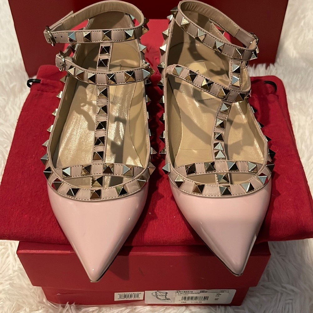 Preowned Valentino Rockstud in Rose pink color with gold stud